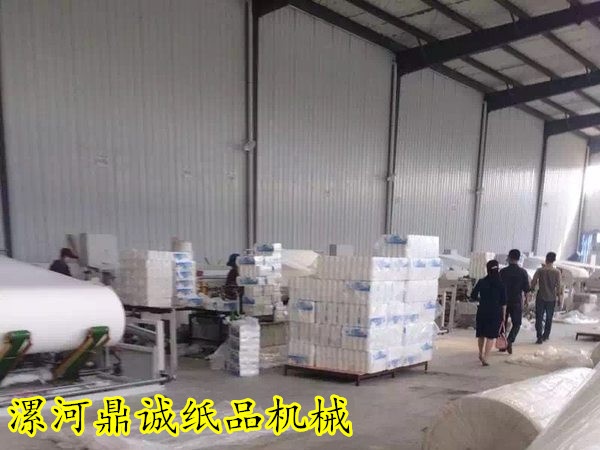 小型衛生紙加工現場